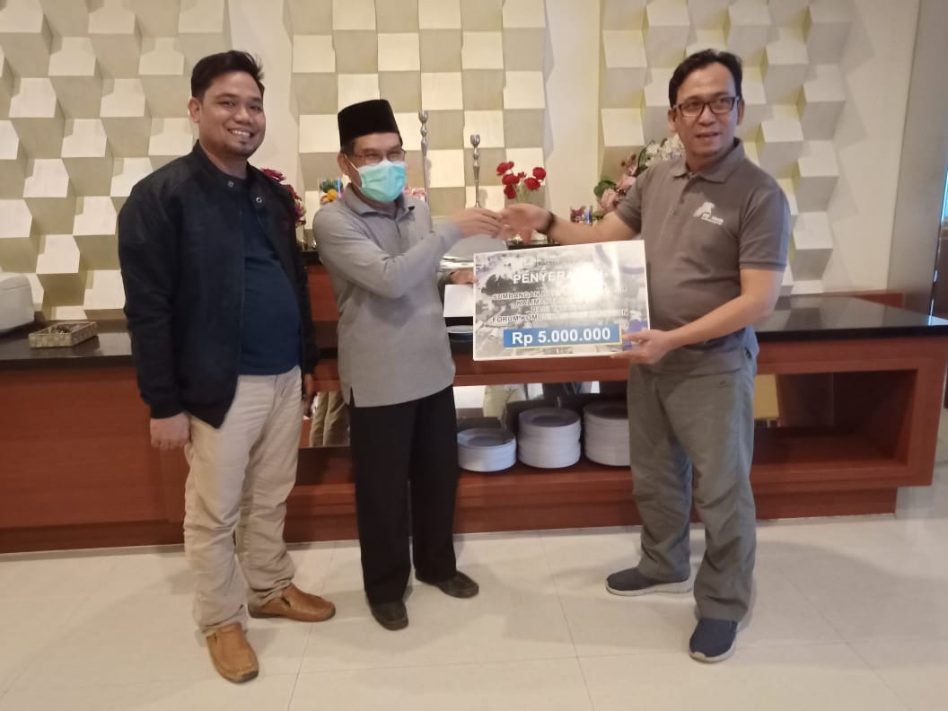 Forum Komunikasi Ane’ Blungon Kaltara secara simbolis menyerahkan bantuan kepada korban banjir